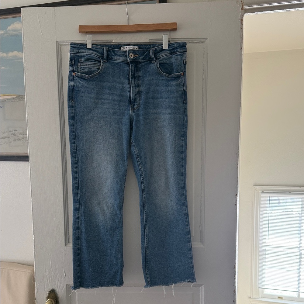 Zara Women’s Cropped Blue Jeans size 10 medium blue.